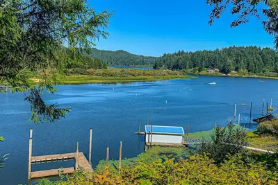 Image de 2 lakefront homes with year-round dune/water access right from the property