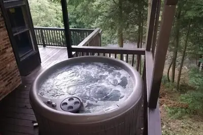 Image de Red Bend cabin overlooking the river with hot tub.