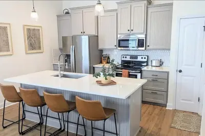 Image de Walk to bars & restaurants! Minutes to downtown - 20 minutes to the beach