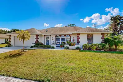 Image de Charming & sun-soaked coastal getaway with generous yard, patio, W/D, & Ac