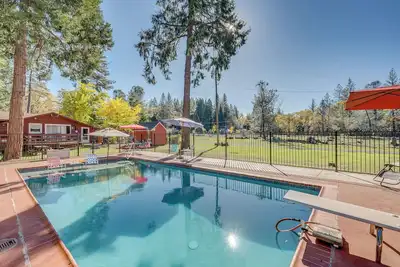Image de Community Pool & On-Site Farm: Placerville Cottage