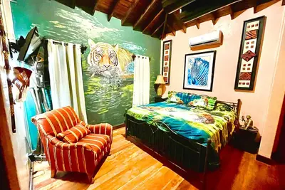 Image de Jungle-themed bedroom sleeps up to 4 on Roatan