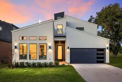 Image de Modern 5 Br New Home w/ Rooftop & Full Yard!