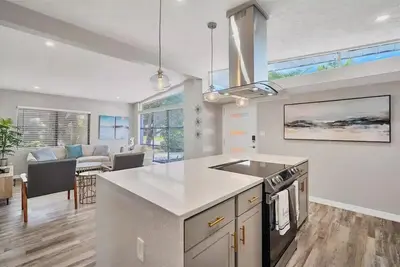 Image de Bayshore Gardens remodel with hot tub + fire pit + walk to park and marina