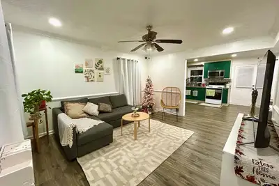 Image de Cozy 3-Bedroom Home w/ Covered Deck. Pet-Friendly!