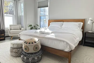 Image de Urban Getaway in the West End -- Historic charm, modern comfort\n