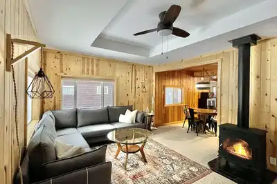 Image de Charming cabin with lake access and kayaks! Boat slip included - see details