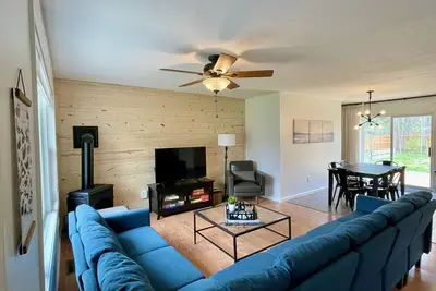Image de Torch Lake Home: Ac, arcades, game room, 3 min to Torch Lake! Bring your boat!