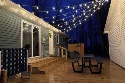 Image de East Jordan Retreat: woodsy setting, game room, Ac, deck, hammocks, fire pit!