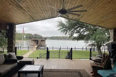 Image de Updated Lakehouse on Cedar Creek Lake\/Fenced in backyard\/Great Neighborhood