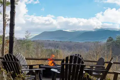 Image de Breathtaking Mountain Views! 3 mins to Vineyard. Hot tub w/ fireplace & firepit