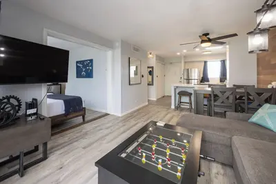 Image de Spacious 2 bd, 1bath with kitchen in Waikiki. Comfortably sleeps 6