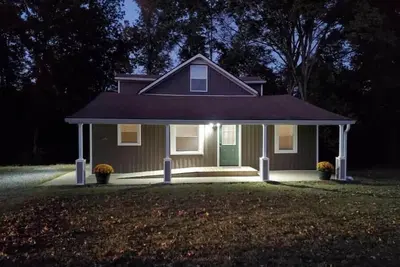 Image de Spacious home 10 minutes from downtown Clarksville Tn in a quiet countryside.