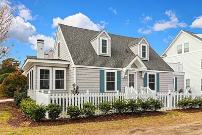 Image de 201 64th St · The Beach House on 64th