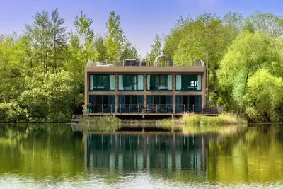 Image de 16 Huntsman Lake, Lakes by Yoo, 4 bed/sleeps 8 +3 kids, roof top/Spa/pool