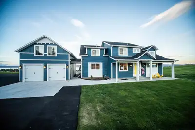 Image de Stunning 10 bedroom Lakeview Retreat! In the middle of Garden City! Ideal Beach!