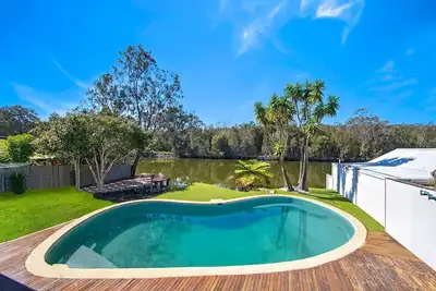 Image de Easygoing Poolside Relaxation on Wyong River