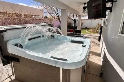 Image de Gorgeous house w/hot tub pool table gaming table next to amazing walking trail!