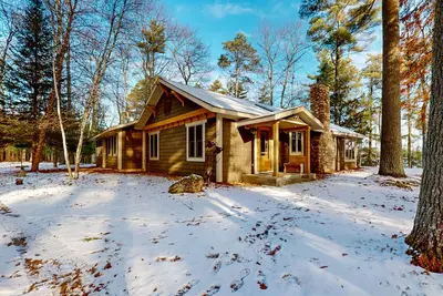 Image de Sprawling lakeside home with dock, kayaks, pool table, fireplace, grill, & Ac