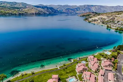 Image de Beautiful lakefront condo with resort amenities, boat ramp, expansive deck, & Ac