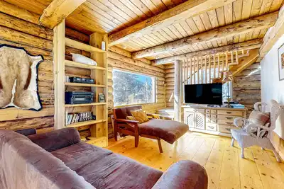 Image de Serene & sunlit dog-friendly cabin with hot tub, fire pit, & views - near skiing