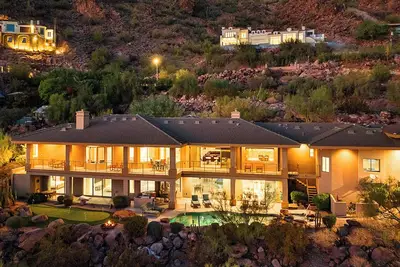 Image de Camelback Heights - 8br Estate w/ Pool, Theater & Camelback Views