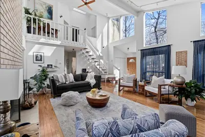 Image de Luxury Open-Concept Retreat. Hot Tub. GameRoom. Hiking. Lake. Pool. Pet-Friendly