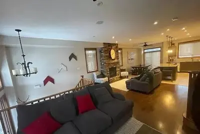 Image de Spacious Cottage like home in Collingwood, minutes from Blue Mountain Village