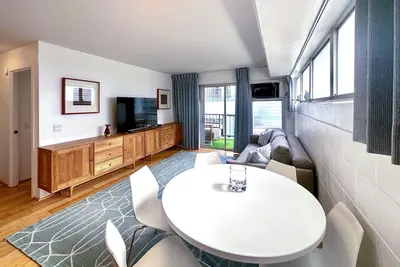 Image de Updated ocean-view condo with 2 lanais near beach, shops & attractions