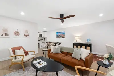10 mins to Dt Phx|Sleeps 7|King Bed + 2 Queens!