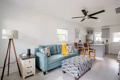 Image de Walk Everywhere! 1-Bedroom Gem in Downtown Hub