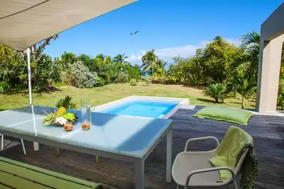 Image de Villa Tiki composition harmonieuse avec un joli bungalow et une piscine privée