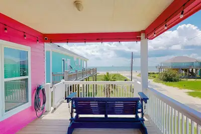 Image de Family-Friendly Crystal Beach Home: Steps to Beach