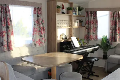 Image de Cosy beachfront getaway in West Mersea- fishing, golf & swimming pool onsite