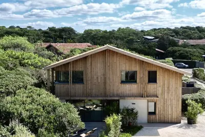 Image de Triplex Beach Lodge face à la plage de la Gravière