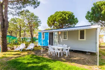 Image de Maison mobile avec climatisation, terrasse et piscine