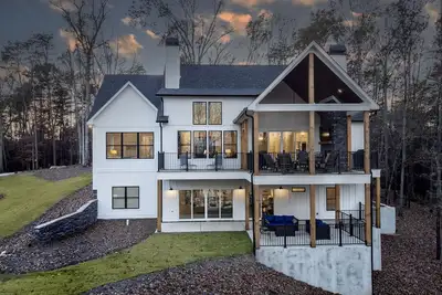 Image de Lakeside Haven with Gourmet Kitchen