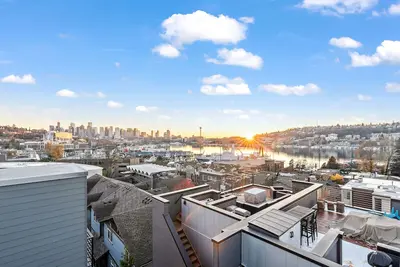 Image de Sunset view of the Space Needle and South Lake Union!