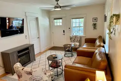 Image de Modern Cottage Downtown. Pets are allowed