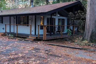Image de Secluded 2br Forest Lake Retreat with Hot Tub