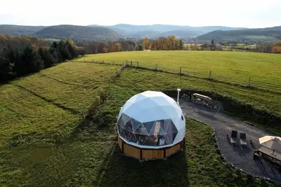 Image de Unique Geodesic Dome Retreat nestled on an Agroforestry Farm