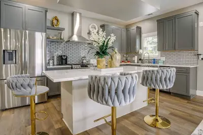 Image de New! The Gray Room: Downtown 2br Condo w/ Free Parking & WiFi