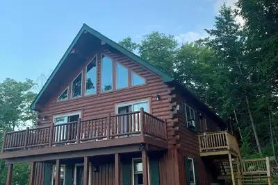 Image de Newly built mountainside log cabin in Lakes Region. Newfound Lake nearby.