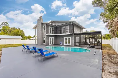 Image de Renovated home with enclosed yard, private pool, screened patio, & W/D