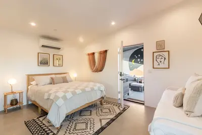 Image de New Tiny Home! ! ! Hot tub, hammocks, fire pit, stars