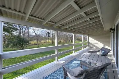 Image de Lake Conroe Condo in Gated Community with Porch & Modern Amenities—Your Ideal Getaway Spot!