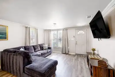 Image de Renovated farmhouse with private pond, streaming, full kitchen, central Ac, WiFi