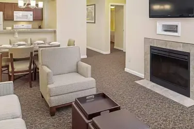 Image de Ensuring a Very Comfortable Stay! 3 Convenient Rooms w/ Kitchen, Free Parking, Pool