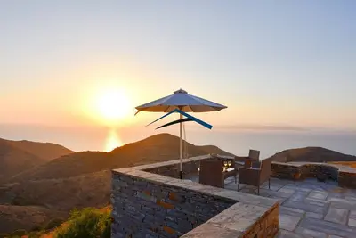 Mavrabeli Sunset Retreat, with amazing sea and sunset view, 15 minutes from port