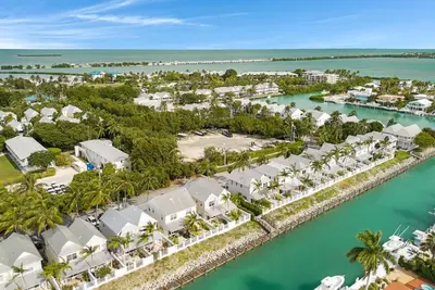 Image de Canalside 2br\/2. 5ba Conch Villa 7027 with Jetted Spa Pool: Village at Hawks Cay Villas